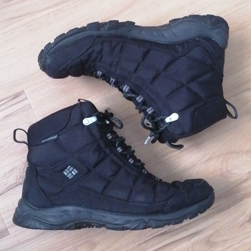 Men’s Columbia Black Quilted Snow Boots Size 9